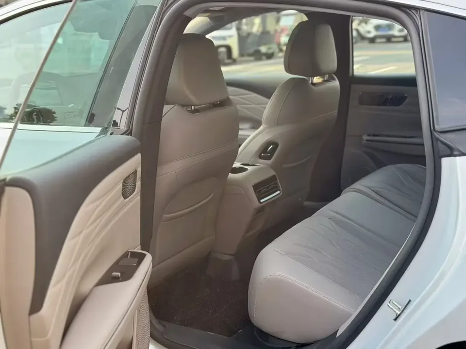 Geely Galaxy Star 8 PHEV 130km EM-i Premium Edition 2025 — миниатюра 3