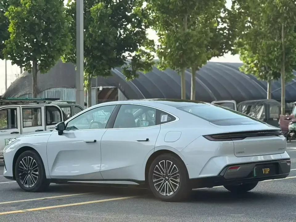 Geely Galaxy Star 8 PHEV 130km EM-i Premium Edition 2025 — миниатюра 4