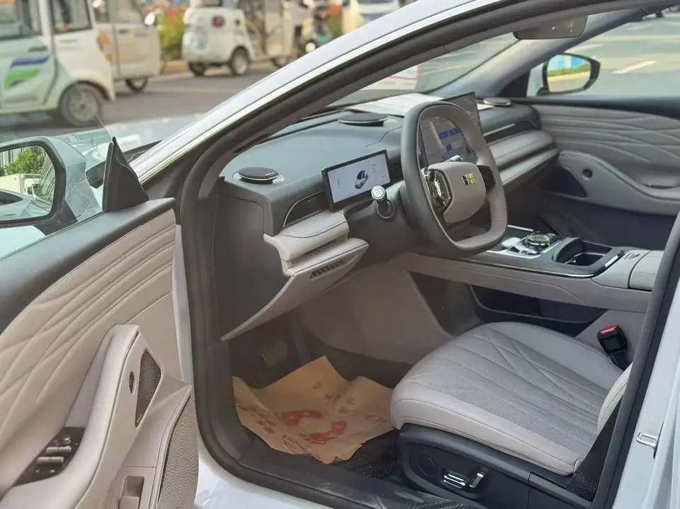Geely Galaxy Star 8 PHEV 130km EM-i Premium Edition 2025 — миниатюра 5