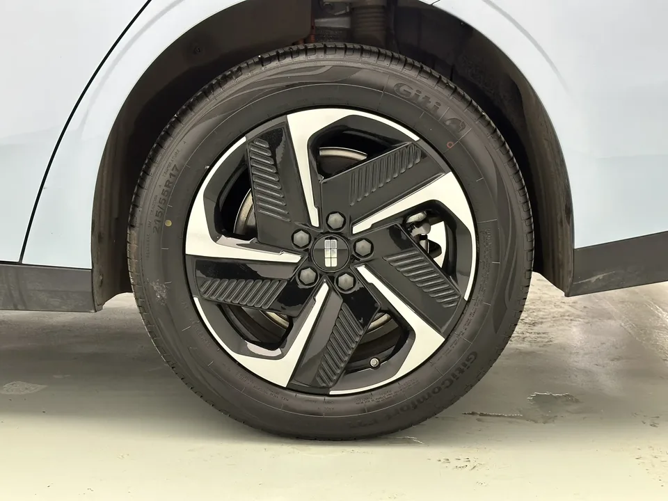 Geely Galaxy L6 1.5 EM-i DHT 140KM Starship Edition 2025 — миниатюра 2
