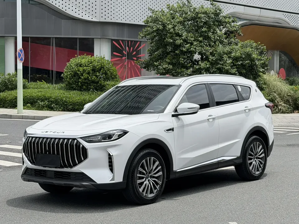 Jetour Jietu X70 PLUS Jietu X70 PLUS 2024 Champion Edition 1.5T DCT Champion PRO 7 Seaters 2024 — photo 1, buy with delivery to Moscow