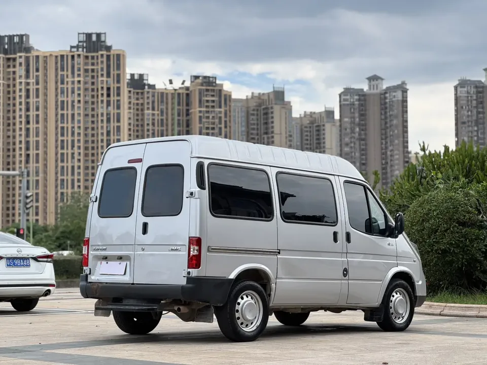 Jiangling Teshun 2.8T Space King Taurus Short Axis Medium High Top 6 Seater Diesel National VI JX493 2023 — миниатюра 2