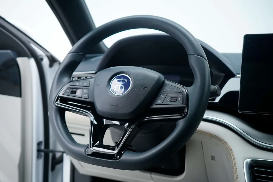 BYD Song PLUS DM DM-i 110KM 2WD flagship model 2023 — миниатюра 3