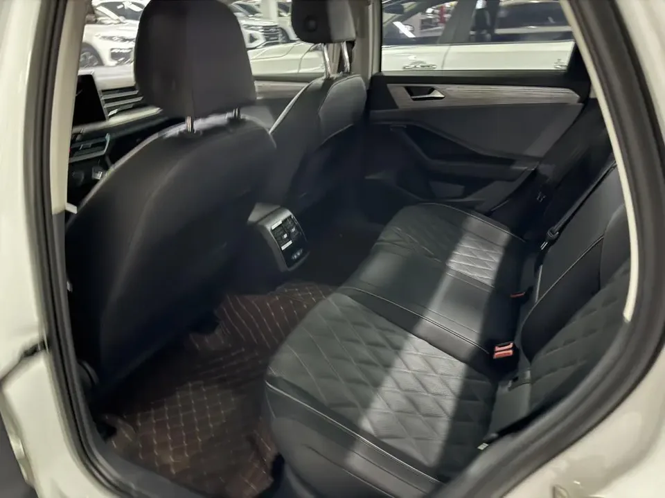 Volkswagen Sagitar 2023 Sagitar 300TSI DSG Excellence Edition 2023 — миниатюра 5