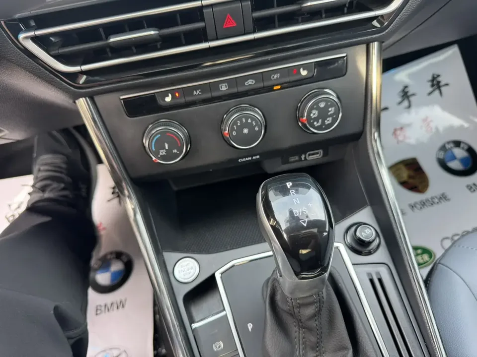 Volkswagen Lavida facelift 1.5L automatic starry sky 5 million version 2023 — миниатюра 3