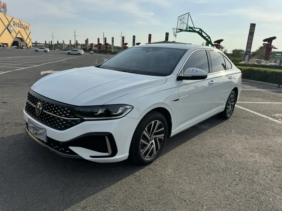 Volkswagen Lavida facelift 1.5L automatic starry sky 5 million version 2023 — фото 1, купить с доставкой в Москву