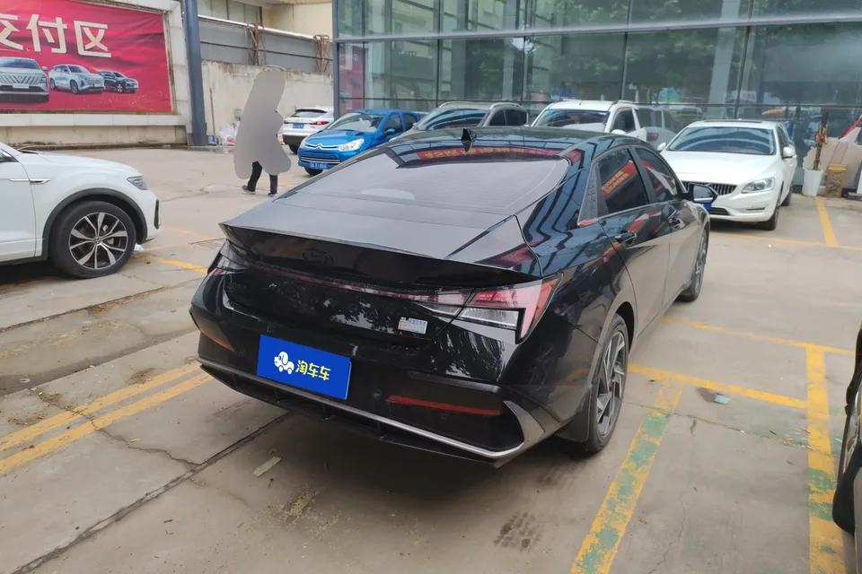Hyundai Elantra 1.5L CVT LUX Premium Edition 2023 — миниатюра 2