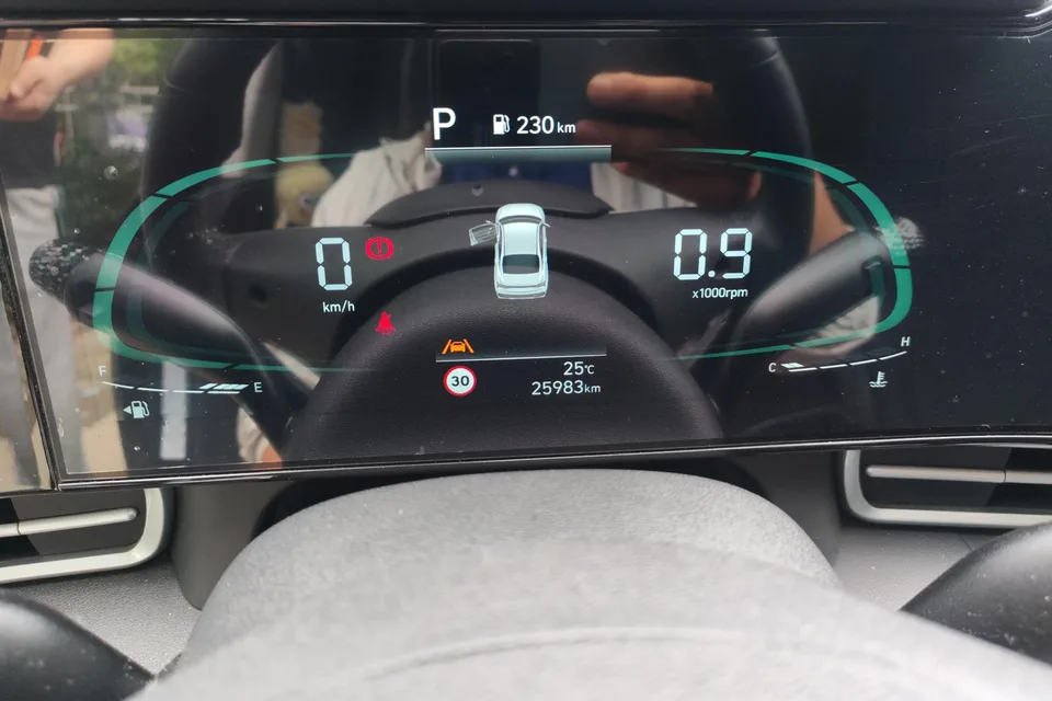 Hyundai Elantra 1.5L CVT LUX Premium Edition 2023 — миниатюра 4