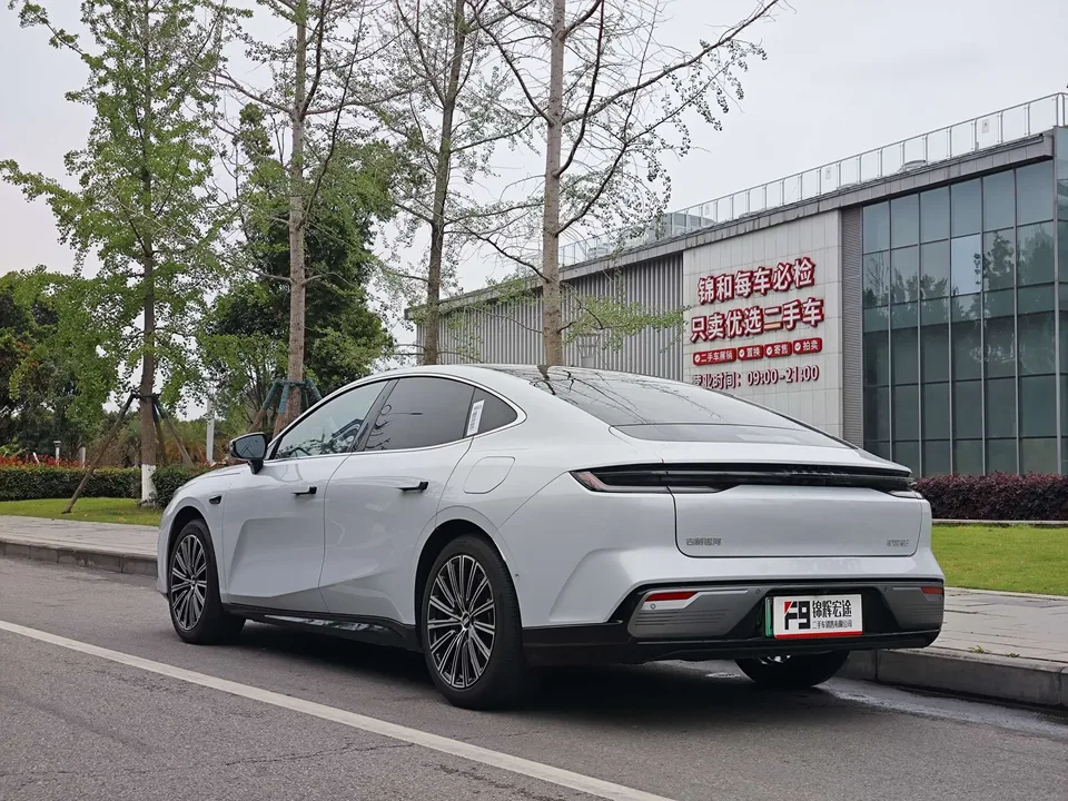 Geely Galaxy Star 8 PHEV 130km EM-i Flagship Edition 2025 — миниатюра 2