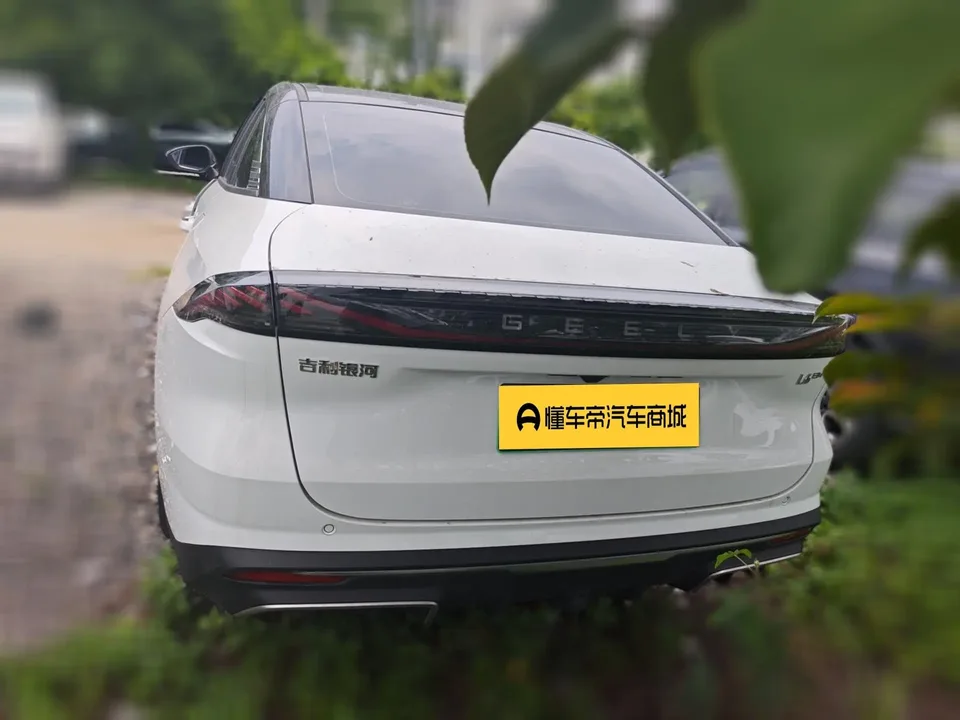 Geely Galaxy L6 1.5 EM-i DHT 140KM Exploration+ Edition 2025 — миниатюра 2
