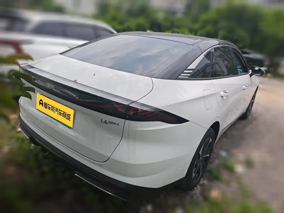 Geely Galaxy L6 1.5 EM-i DHT 140KM Exploration+ Edition 2025 — миниатюра 4