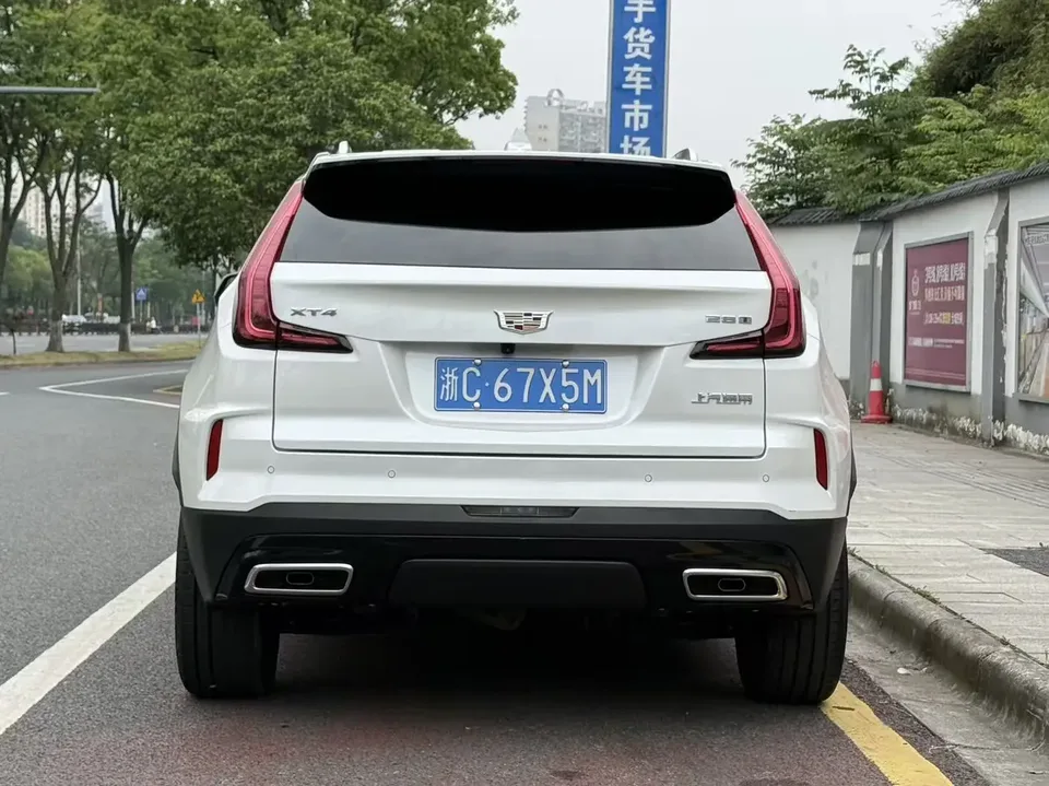 Cadillac XT4 Cadillac XT4 2024 28T 2WD Luxury 2023 — thumbnail 4