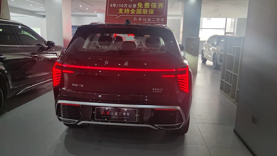 Hongqi HS3 PHEV 125km commemorative edition for its 2 millionth anniversary 2026 — миниатюра 2