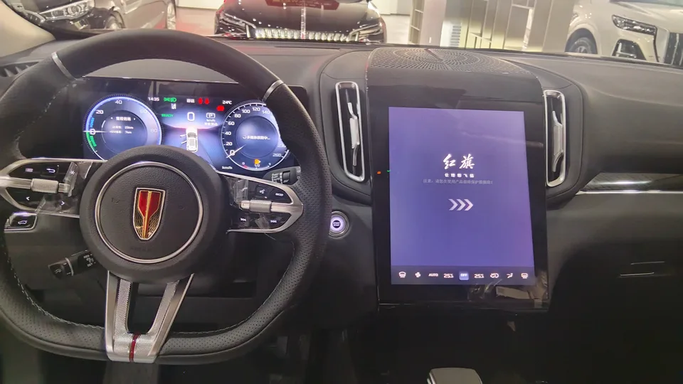 Hongqi HS3 PHEV 125km commemorative edition for its 2 millionth anniversary 2026 — миниатюра 3
