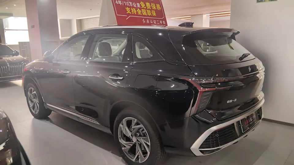 Hongqi HS3 PHEV 125km commemorative edition for its 2 millionth anniversary 2026 — миниатюра 4