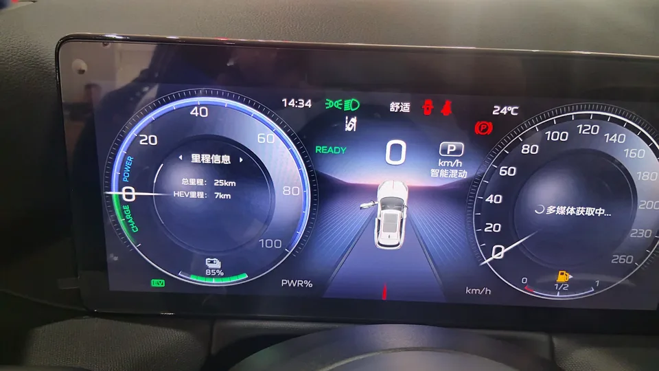 Hongqi HS3 PHEV 125km commemorative edition for its 2 millionth anniversary 2026 — миниатюра 5