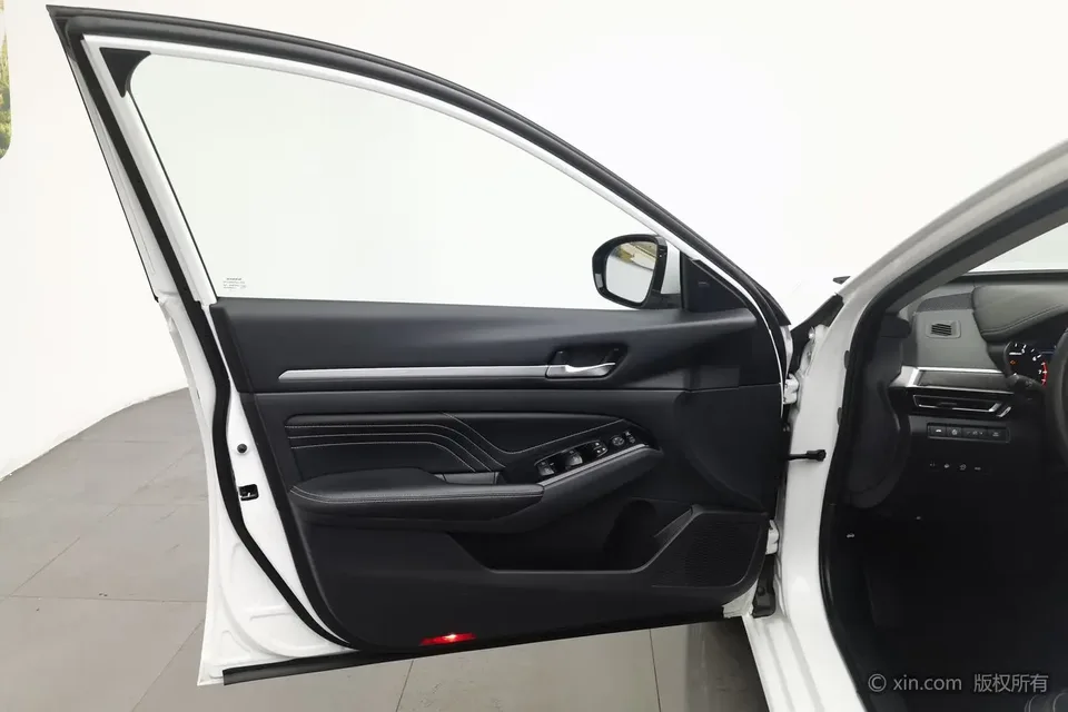 Nissan Altima 2.0L XL-Upr Premium Edition 2024 — миниатюра 5