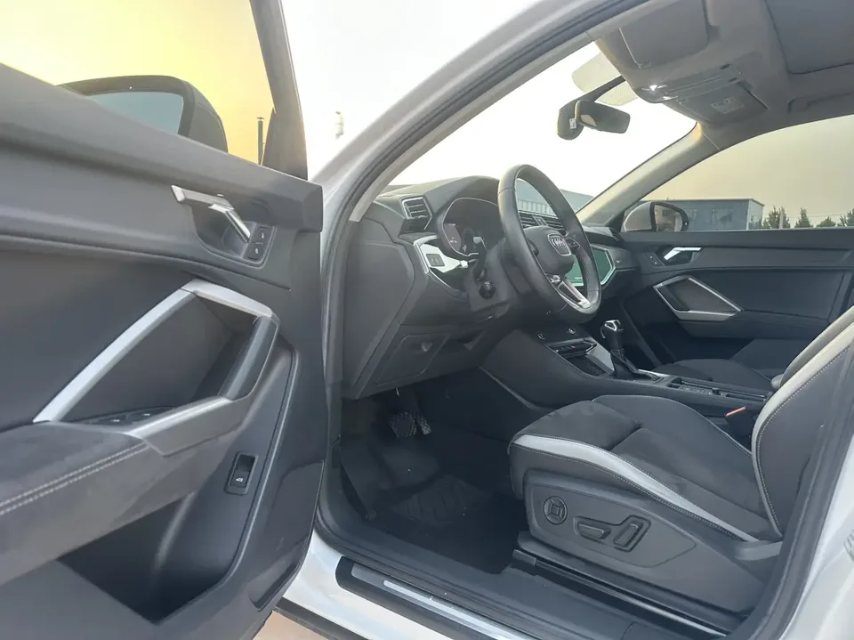 Audi Q3 Audi Q3 2022 35 TFSI aggressive and dynamic model 2022 — миниатюра 4