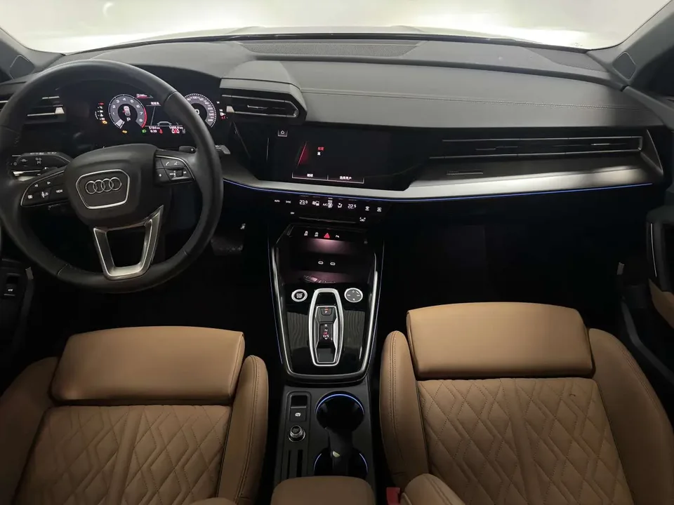 Audi A3 Audi A3 2025 Sportback 35 TFSI Flying Spur Premium Edition 2025 — миниатюра 3