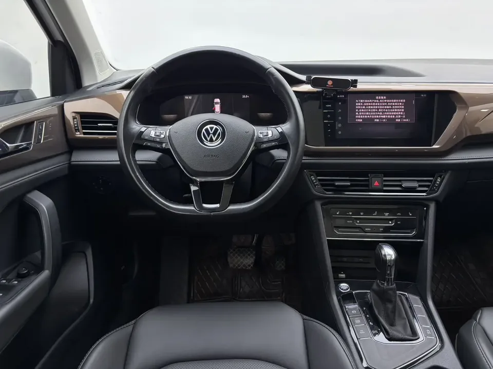 Volkswagen Tharu 280TSI 2WD Luxury Edition 2023 — миниатюра 5