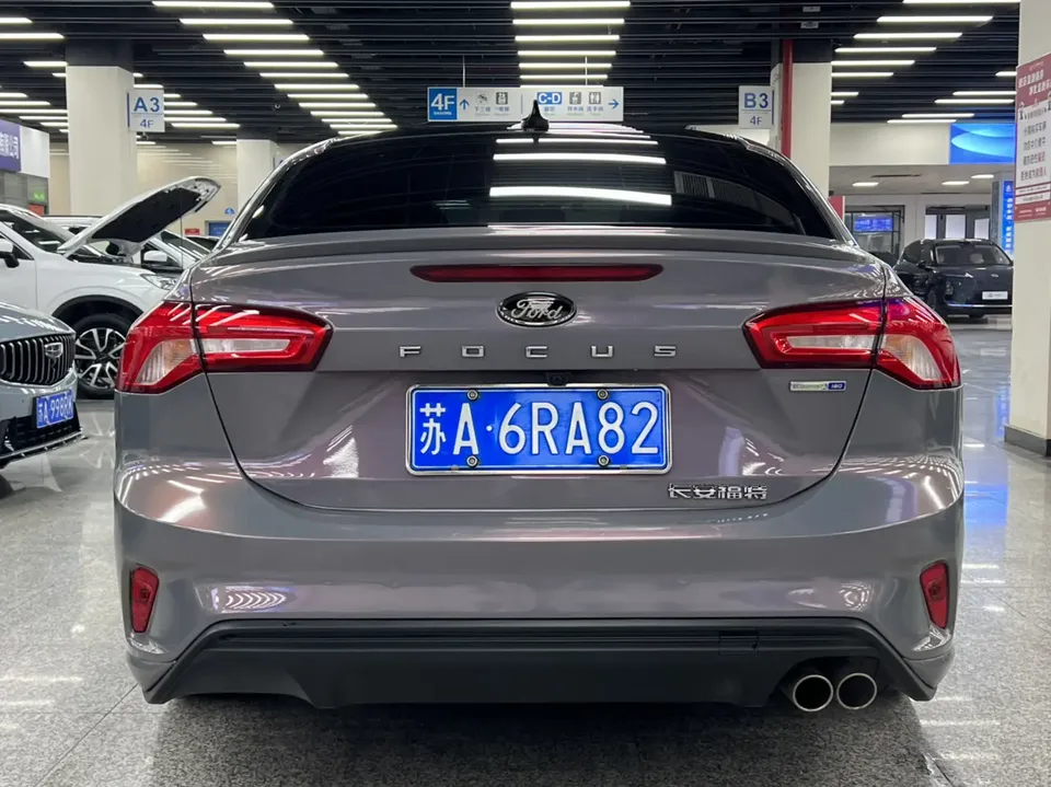 Ford Focus sedan EcoBoost 180 automatic ST Line 2022 — миниатюра 2