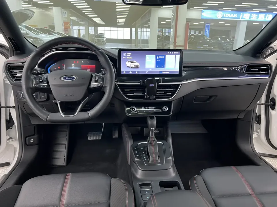Ford Focus sedan EcoBoost 180 automatic ST Line 2022 — миниатюра 3