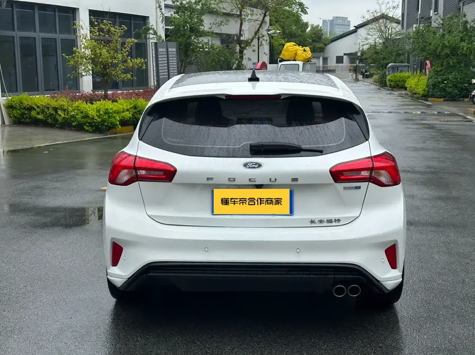 Ford Focus Focus 2021 hatchback EcoBoost 180 automatic ST Line 2022 — миниатюра 2