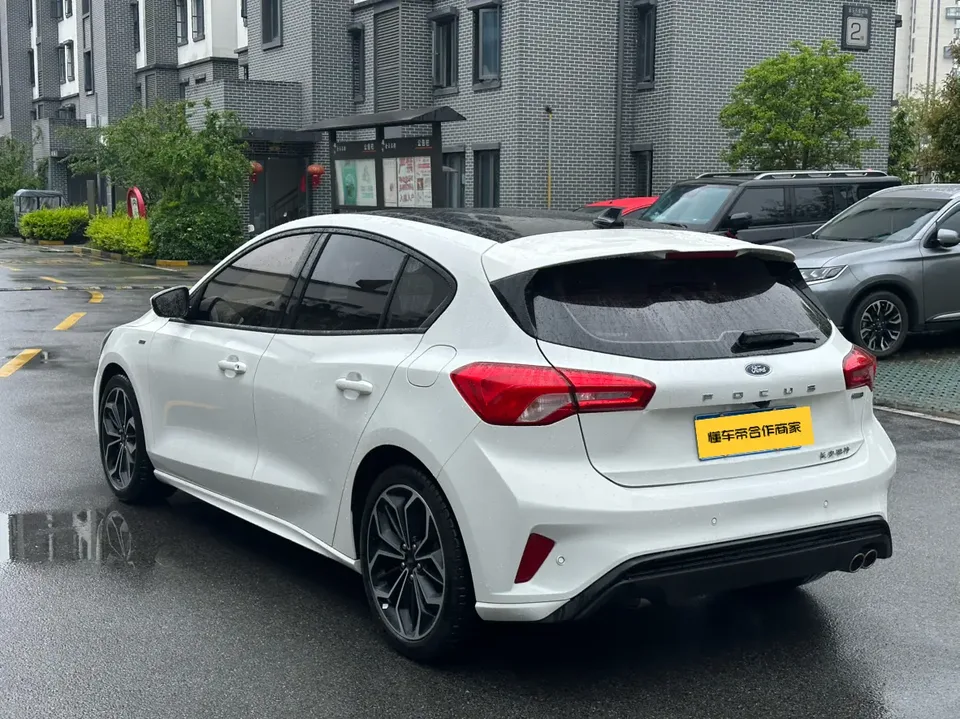 Ford Focus Focus 2021 hatchback EcoBoost 180 automatic ST Line 2022 — миниатюра 4