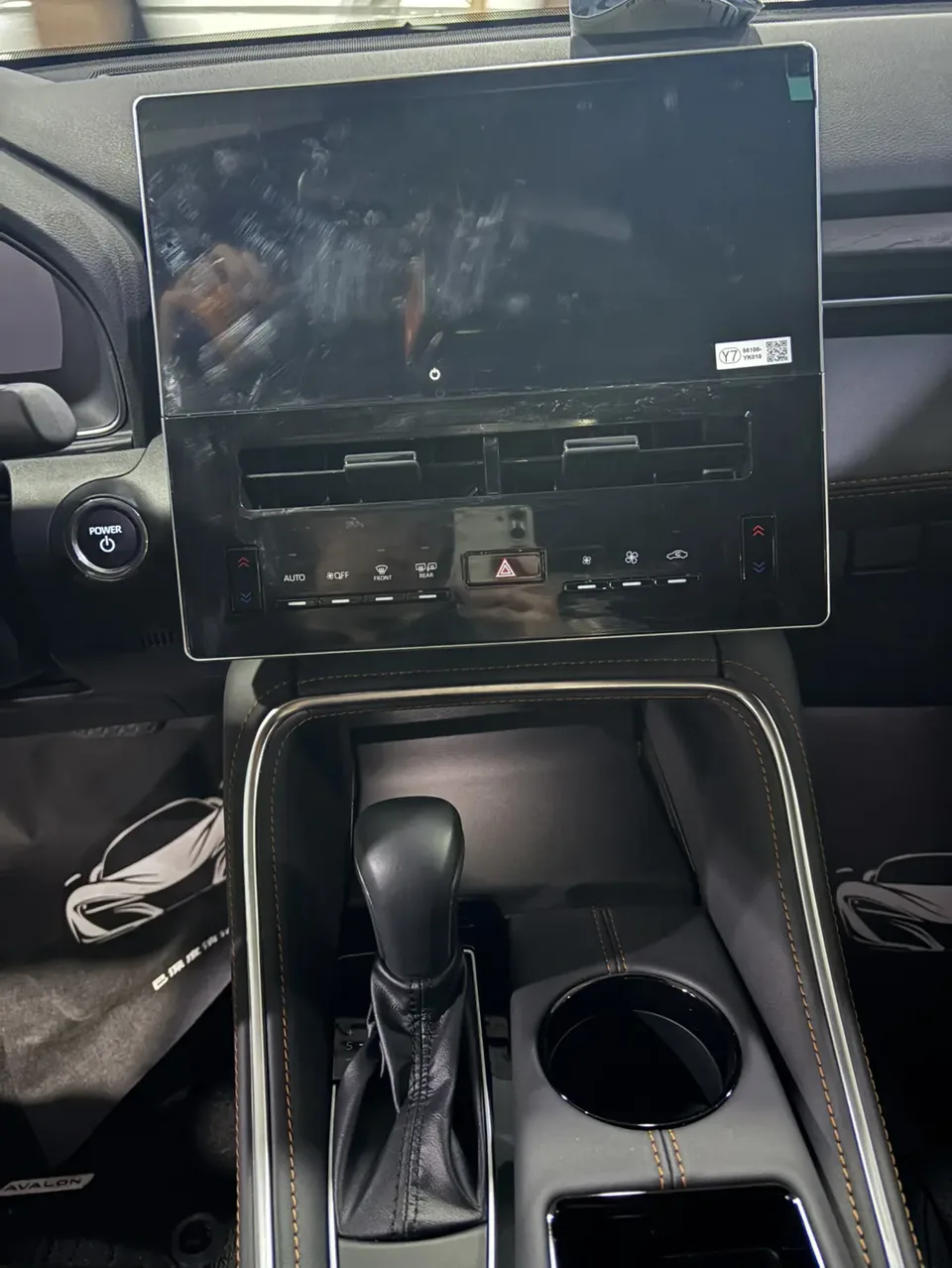 Toyota Avalon Intelligent Electric Hybrid 2.0L E-CVT Luxury Edition 2025 — миниатюра 2