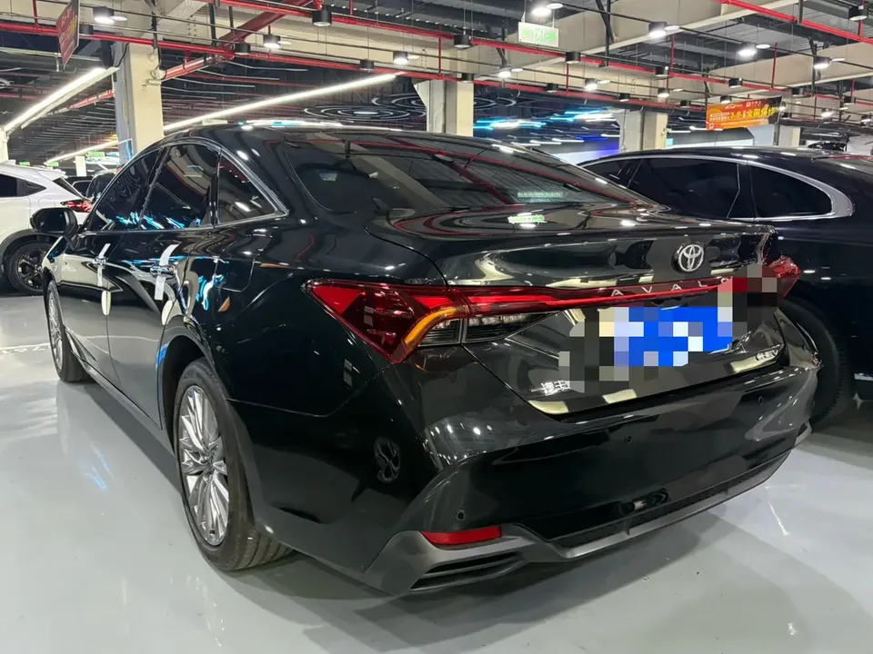 Toyota Avalon Intelligent Electric Hybrid 2.0L E-CVT Luxury Edition 2025 — миниатюра 3