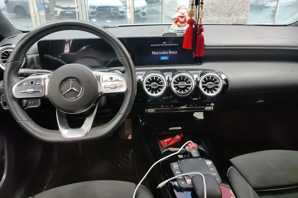 Mercedes-Benz Mercedes Benz A Class second facelift A 200 L sports sedan fashion version 2023 — миниатюра 4