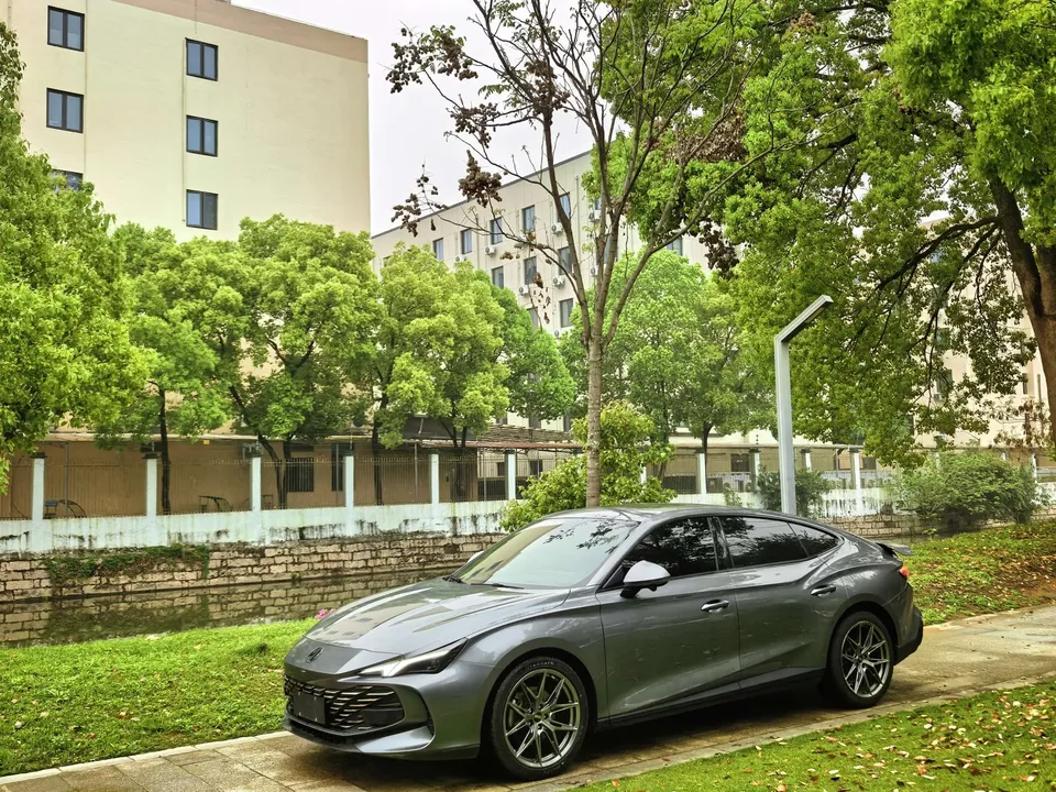 MG 7 MG7 2023 2.0T Automatic Beauty Hunter Luxury Edition 2023 — photo 1, buy with delivery to Moscow