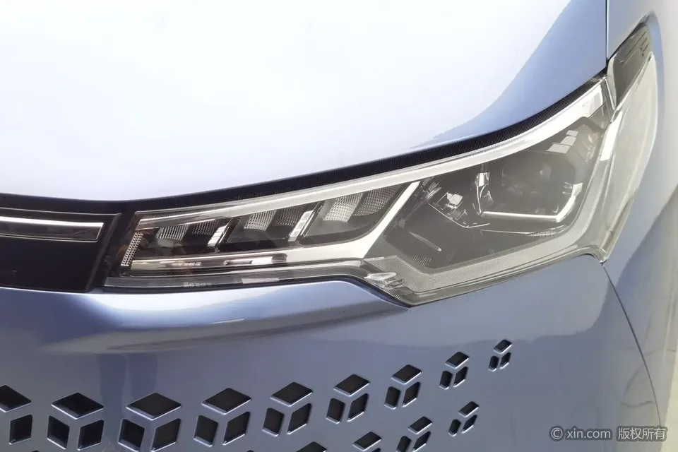 Datong Xintu V70 Xintu V70 2025 2.0T Diesel Automatic Luxury Edition Short Axis Low Top 7 Seaters 150Ps 2024 — миниатюра 2