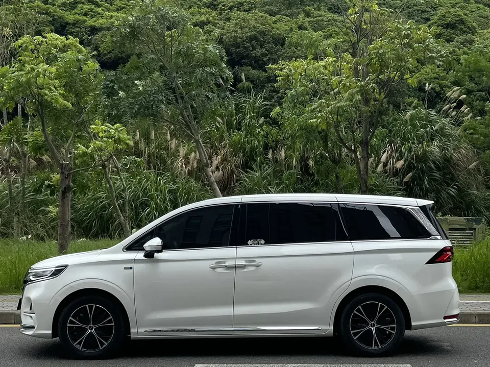 Roewe iMAX8 Roewe iMAX8 2022 400TGI Honor Edition 2023 — миниатюра 4