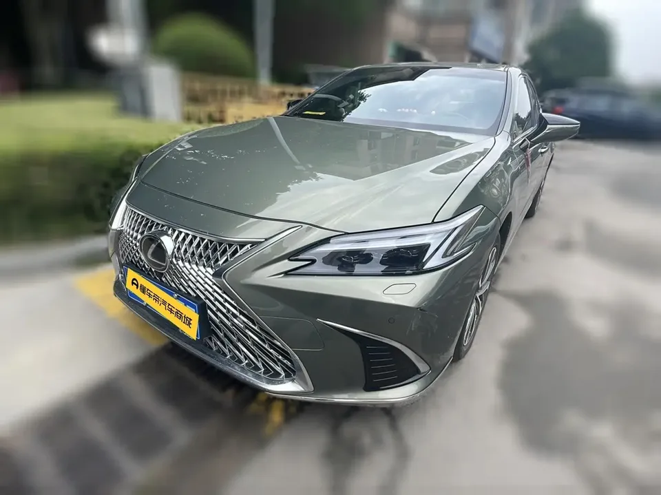 Lexus ES 2024