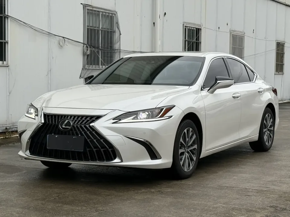 Lexus ES 2022