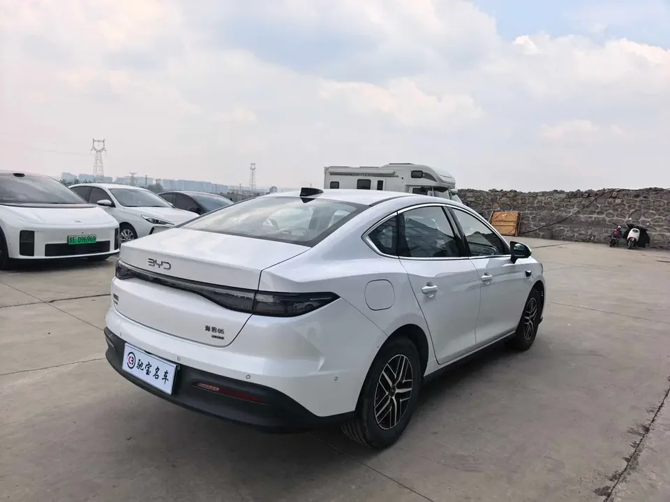 BYD Seal 05DM DM-i 210KM Flagship Model 2025 — миниатюра 2