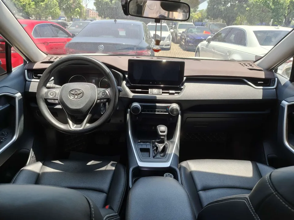 Toyota RAV4 2.0L CVT 2WD Urban Edition 2024 — миниатюра 3