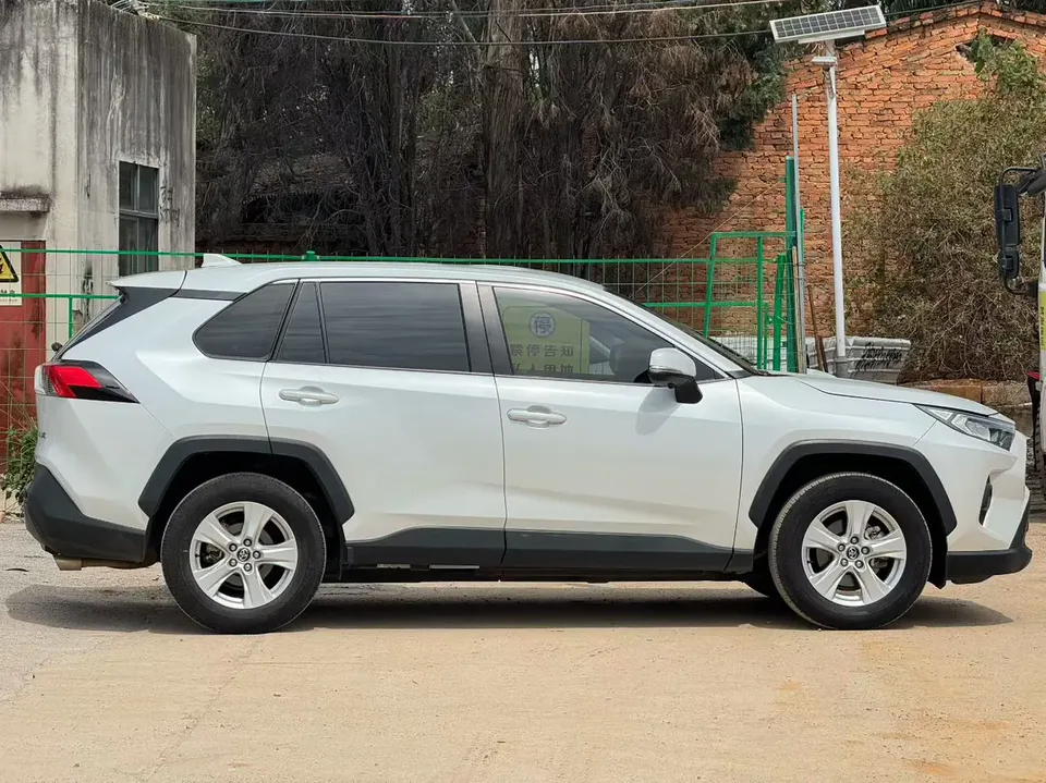 Toyota RAV4 2.0L CVT 2WD Urban Edition 2024 — миниатюра 2