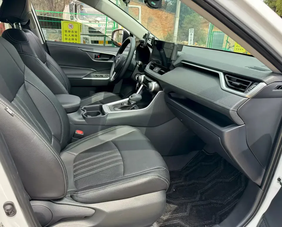 Toyota RAV4 2.0L CVT 2WD Urban Edition 2024 — миниатюра 3