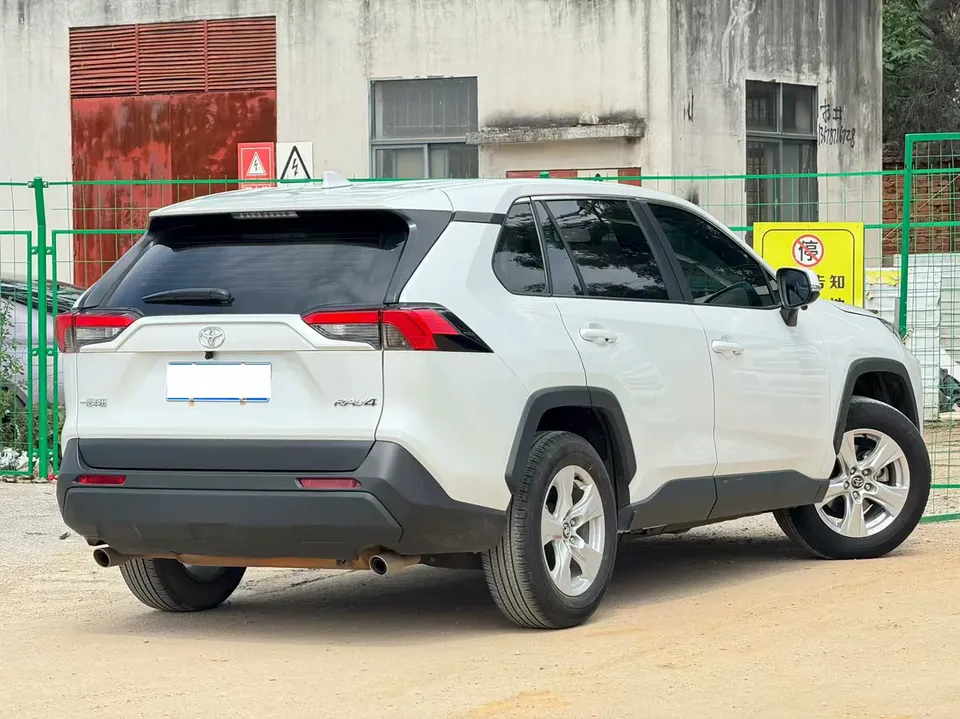 Toyota RAV4 2.0L CVT 2WD Urban Edition 2024 — миниатюра 4