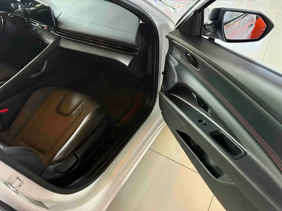 Hyundai Elantra 1.5L CVT LUX Premium Edition 2023 — thumbnail 2