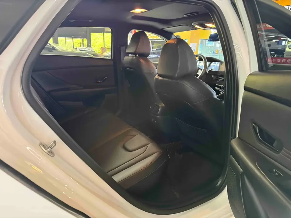Hyundai Elantra 1.5L CVT LUX Premium Edition 2023 — thumbnail 3