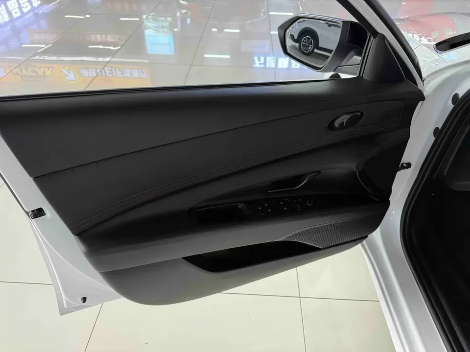 Hyundai Elantra 1.5L CVT LUX Premium Edition 2023 — thumbnail 4