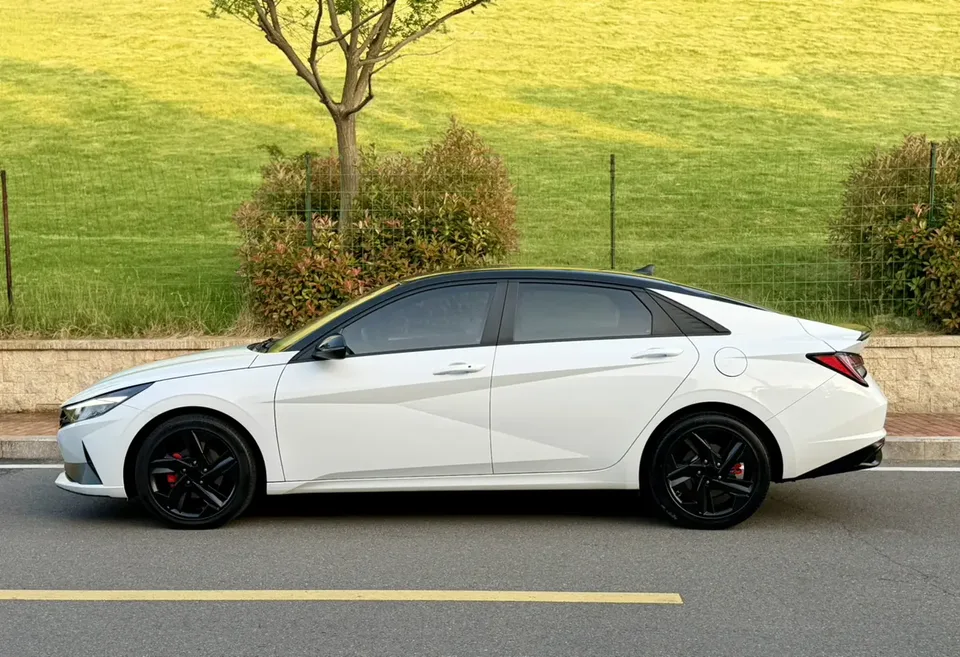 Hyundai Elantra 1.5L CVT 20th SE 20th Anniversary Edition 2023 — миниатюра 4