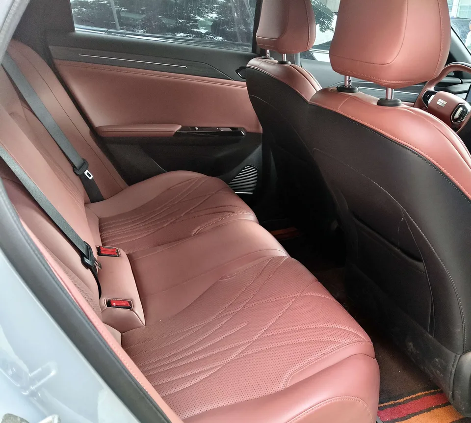 Geely Galaxy L6 1.5 EM-i DHT 140KM Exploration+ Edition 2025 — миниатюра 3