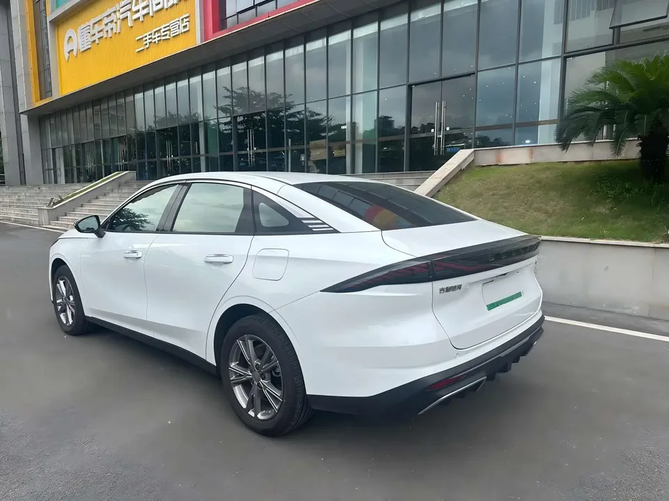 Geely Galaxy L6 1.5 EM-i DHT 140KM Long-distance Edition 2025 — миниатюра 2