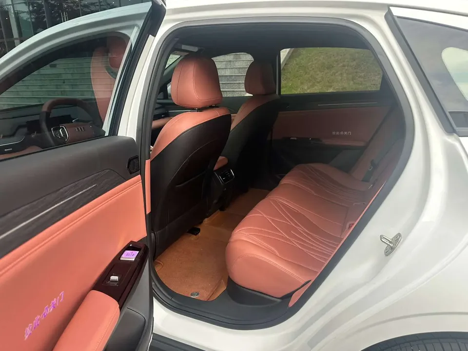 Geely Galaxy L6 1.5 EM-i DHT 140KM Long-distance Edition 2025 — миниатюра 3