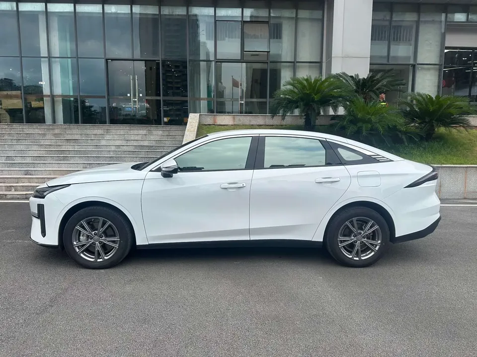Geely Galaxy L6 1.5 EM-i DHT 140KM Long-distance Edition 2025 — миниатюра 4