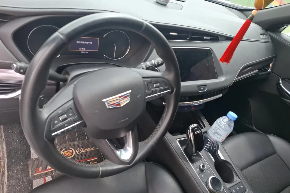 Cadillac XT4 Cadillac XT4 2022 28T two-wheel drive fashion model 2022 — миниатюра 3